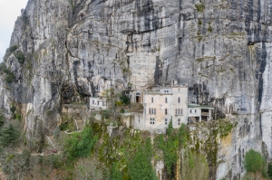 Vista aérea de la Gruta de María Magdalena en Francia, Plan D'Aups, el macizo de Sainte Baume