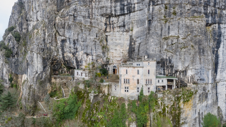 Vista aérea de la Gruta de María Magdalena en Francia, Plan D'Aups, el macizo de Sainte Baume