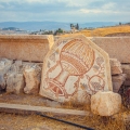 Un antiguo mosaico romano con jarra de vino y uva en la ciudad de Jerash, Jordania