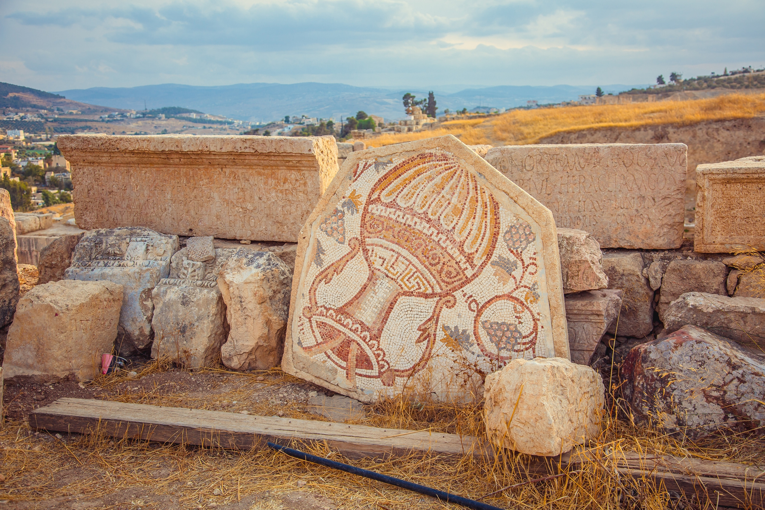 Un antiguo mosaico romano con jarra de vino y uva en la ciudad de Jerash, Jordania