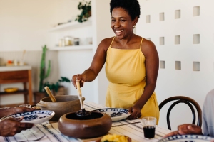 Familia comiendo feijoada