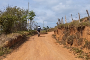 Peregrino en bicicleta en el campo de Brasil en la ruta de peregrinación a lo largo del Faith's Way (Caminho da Fé). Borda da Mat