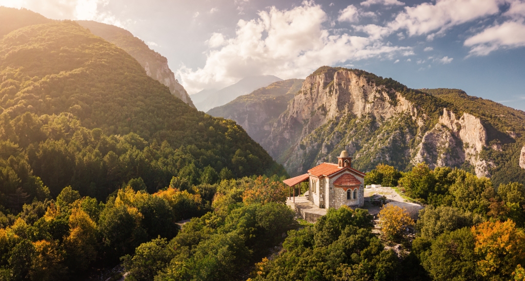 Vista panorámica aérea de drones de una pequeña iglesia en un acantilado en un profundo cañón cerca de la legendaria montaña Olympus