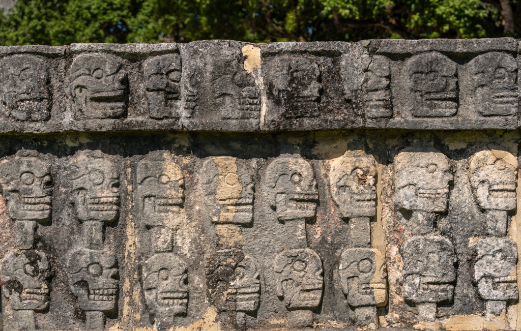 El Tzompantli de Chichen Itza ruina en México. El muro de los cráneos.