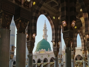 Overview of the green dome and the arches with Arabic motifs of the Nabawi Mosque in Al Madinah