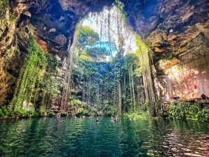 The famous Ik Kil cenote near Chichén Itzá