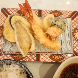 Shrimp, fried pollack roe, squid, barley anchovies, eggplant, sweet potato tempura Japanese cuisine