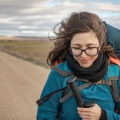 Retrato de una joven sonriendo a lo largo del Camino de Santiago