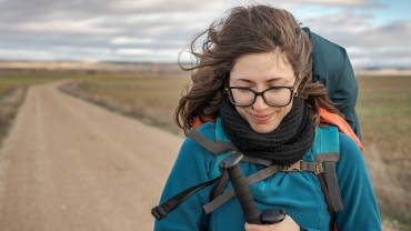 Retrato de una joven sonriendo a lo largo del Camino de Santiago