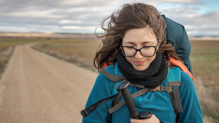 Retrato de una joven sonriendo a lo largo del Camino de Santiago