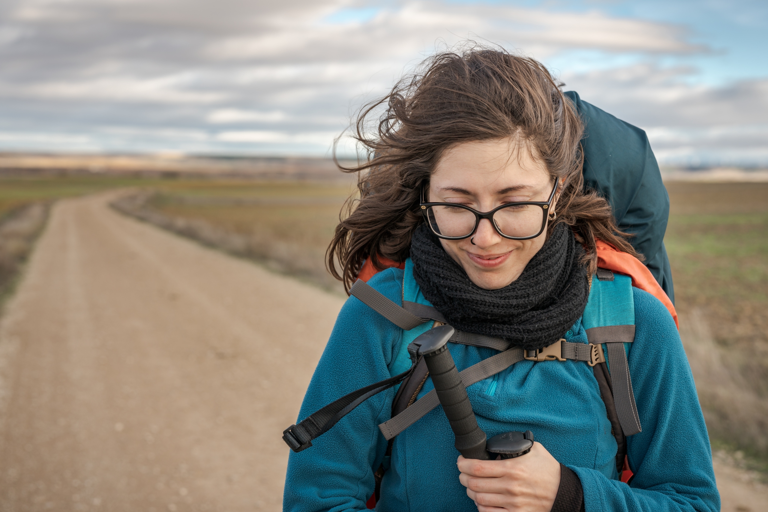 Retrato de una joven sonriendo a lo largo del Camino de Santiago