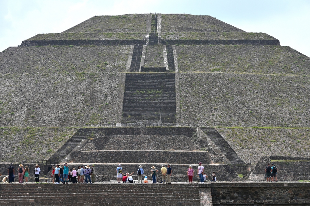 Tourists in front of the impressive pyramids of Teotihuacan