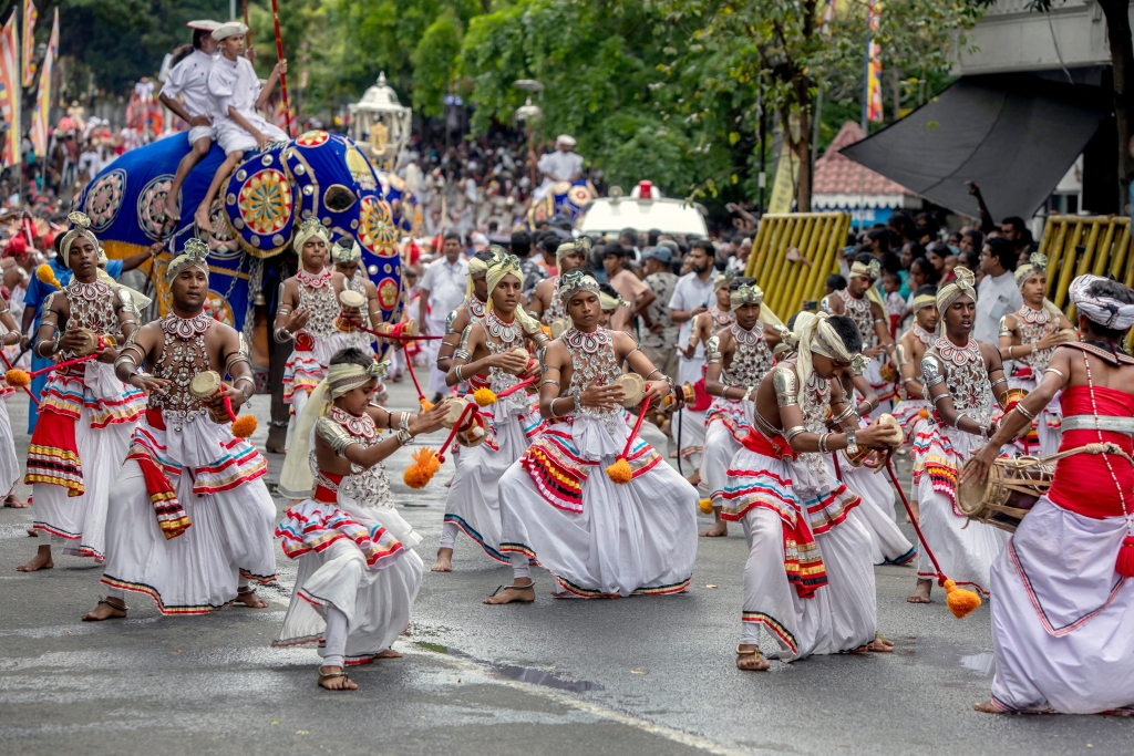 KANDY, SRI LANKA - 31 DE AGOSTO DE 2023 : Jugadores de Udekki actúan en una calle de Kandy en Sri Lanka durante el Día de la Perahera (gran procesión). Llevan un traje majestuoso y realizan un baile único.