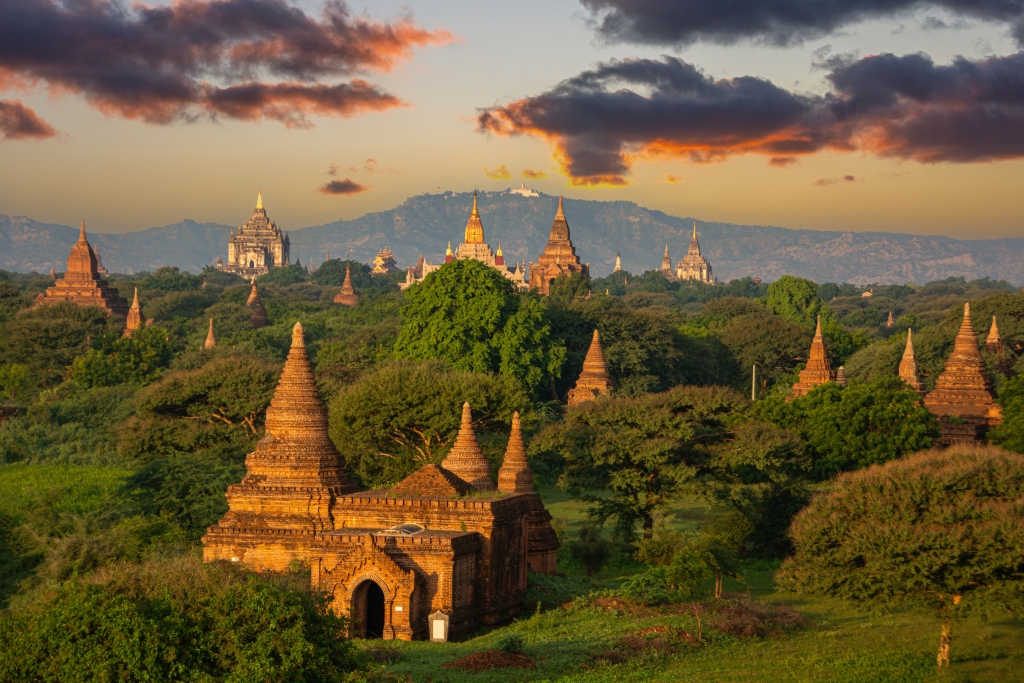 Templos y Pagodas de Bagan en las llanuras de Bagan: Myanmar (Birmania)