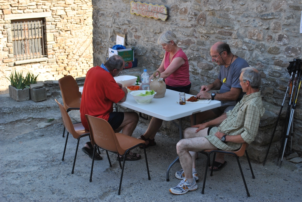 Preparando la cena en un albergue de peregrinos