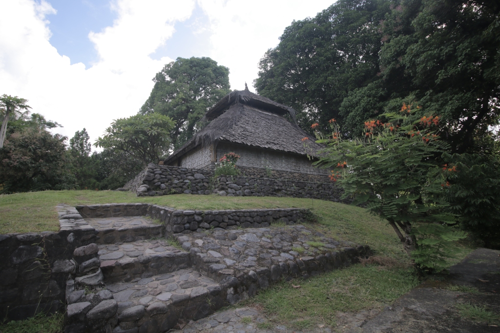 La antigua mezquita (Bayan Beleq) fue la primera en la isla de Lombok y esta fue el comienzo de la aparición del Islam en Lombok,