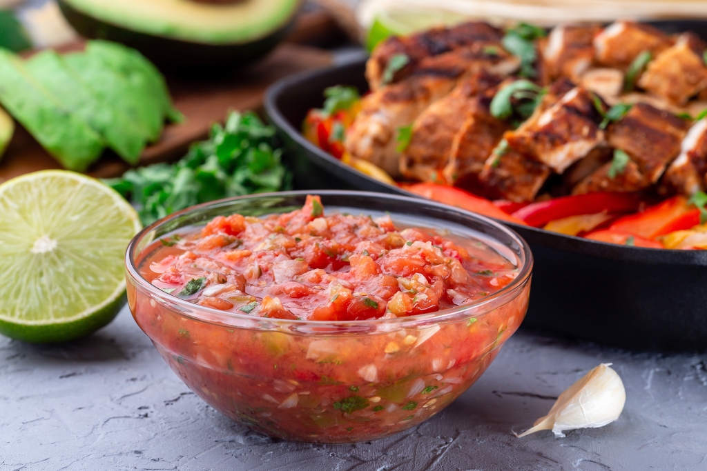 salsa asada con verduras asadas, servida con pollo Fajitas