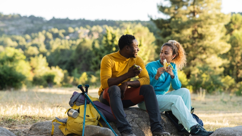 Pilgrim couple eat while resting on the road
