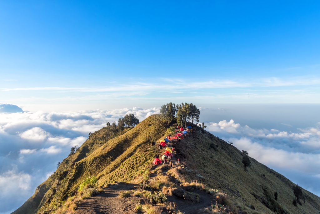 Camping en la llanura de cráter del monte Rinjani al atardecer. Isla Lombok, Indonesia.