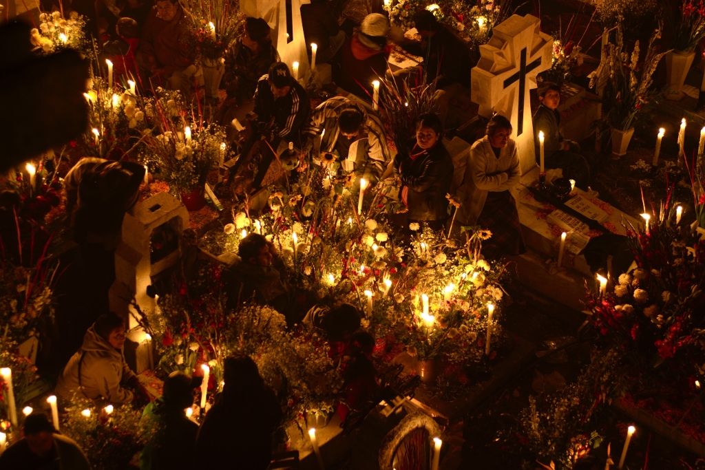 Annual commemorations known as "La Alumbrada" during the day of the dead (día de muertos) at Mixquic