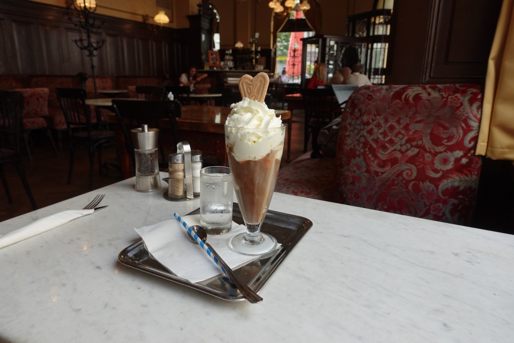 Auténtico café austriaco de Viena con crema y una galleta en la parte superior del Café