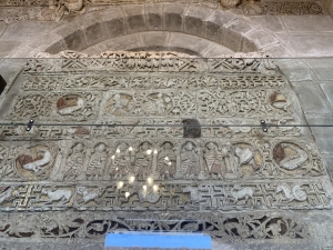 Impresionante retablo copto en piedra en Gabal al Tair