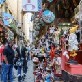 La famosa calle del arte tradicional de la cuna, San Gregorio Armeno, en el casco antiguo de Nápoles, el turismo en Navidad. Napoli, Campania (Italia), diciembre de 2022