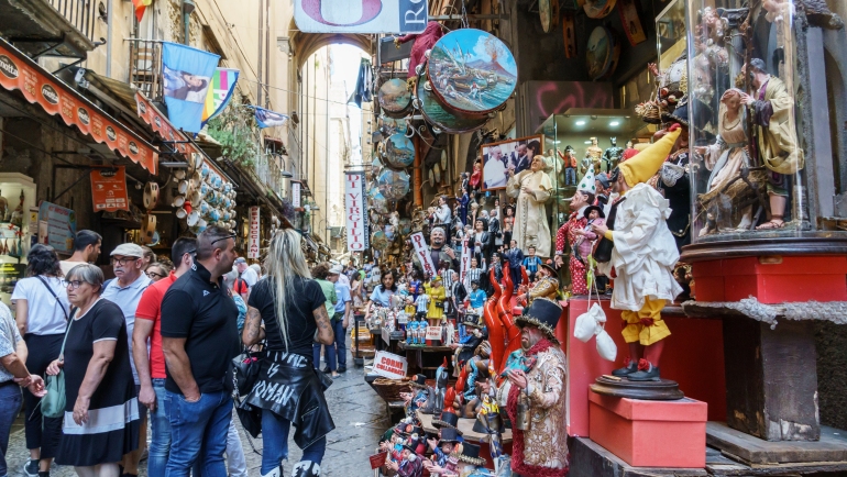 La famosa calle del arte tradicional de la cuna, San Gregorio Armeno, en el casco antiguo de Nápoles, el turismo en Navidad. Napoli, Campania (Italia), diciembre de 2022