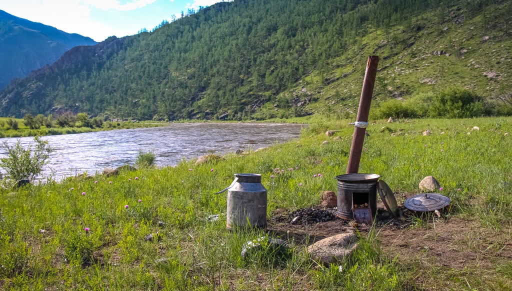 Cocina tradicional mongola y chimenea, junto al río Delger Moron