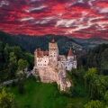 Castillo de Bran al atardecer. El famoso castillo de Drácula en Transilvania, Rumania