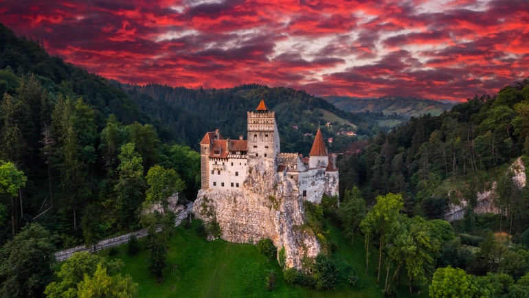 Castillo de Bran al atardecer. El famoso castillo de Drácula en Transilvania, Rumania