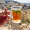 delicioso, refrescante y tradicional té de menta en un paisaje árido y montañoso del desierto árabe de Jordania,