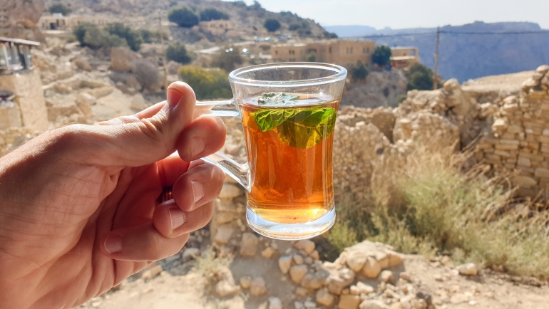 delicioso, refrescante y tradicional té de menta en un paisaje árido y montañoso del desierto árabe de Jordania,