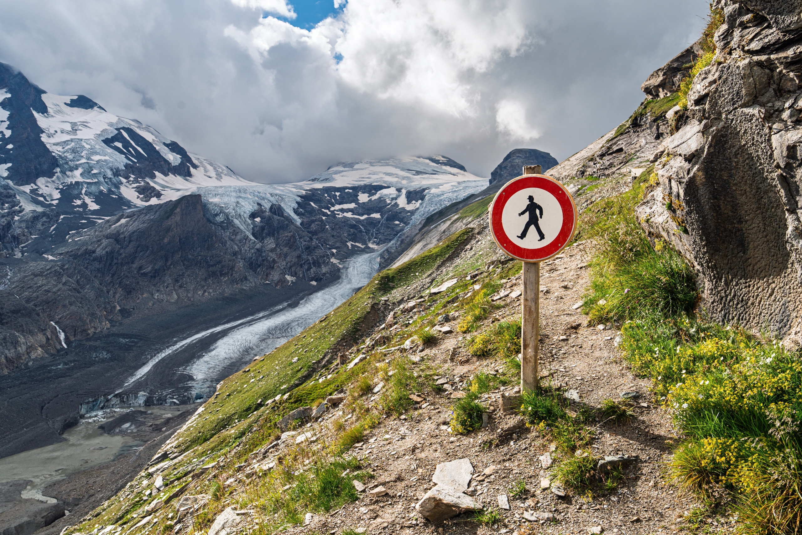 pasaje peligroso en los Alpes