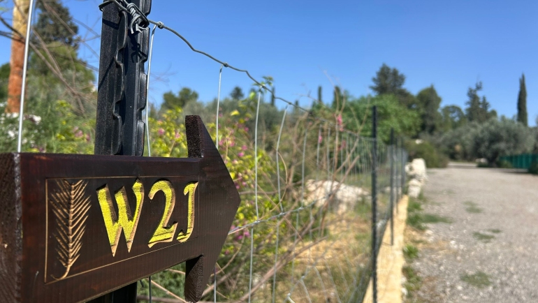 The yellow arrow typical of the Way to Jerusalem, with the inscription W2J