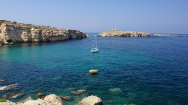 Vista panorámica de la isla de San Pablo con un monumento en el lugar del naufragio de San Pablo. Mellieha. Malta.