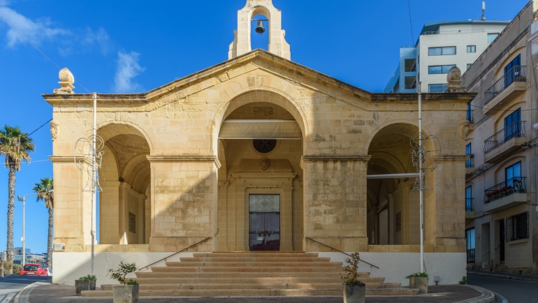 Bahía de St. Paul, Malta - 2 de enero de 2023: Iglesia del Shipwreck de San Pablo.