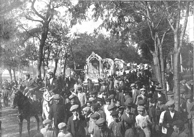 Procesión en honor a la Virgen del Rocío en el barrio sevillano de Triana, en 1912.