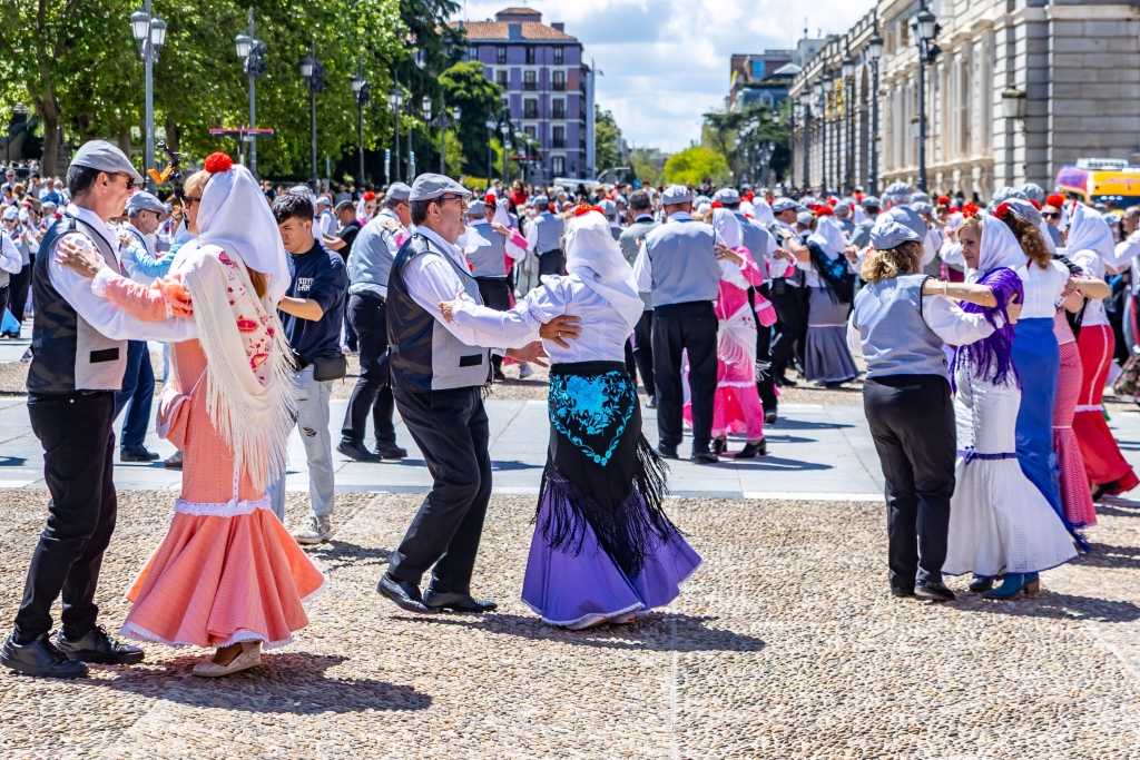 Chotis dance in the streets of Madrid