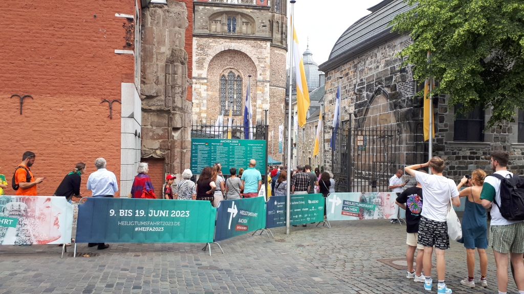 Crowds in front of the cathedral during the 2023 Aachen pilgrimage.