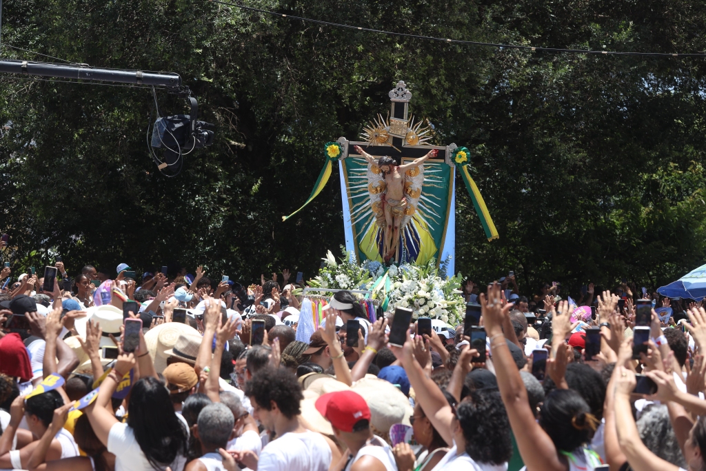 The image of Senhor do Bonfim arrives at the basilica during the washing festival