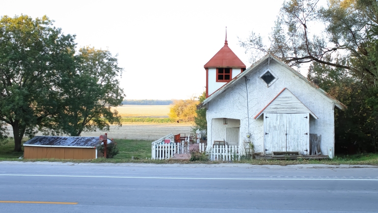 Antigua iglesia con campanario en Quincy, Illinois