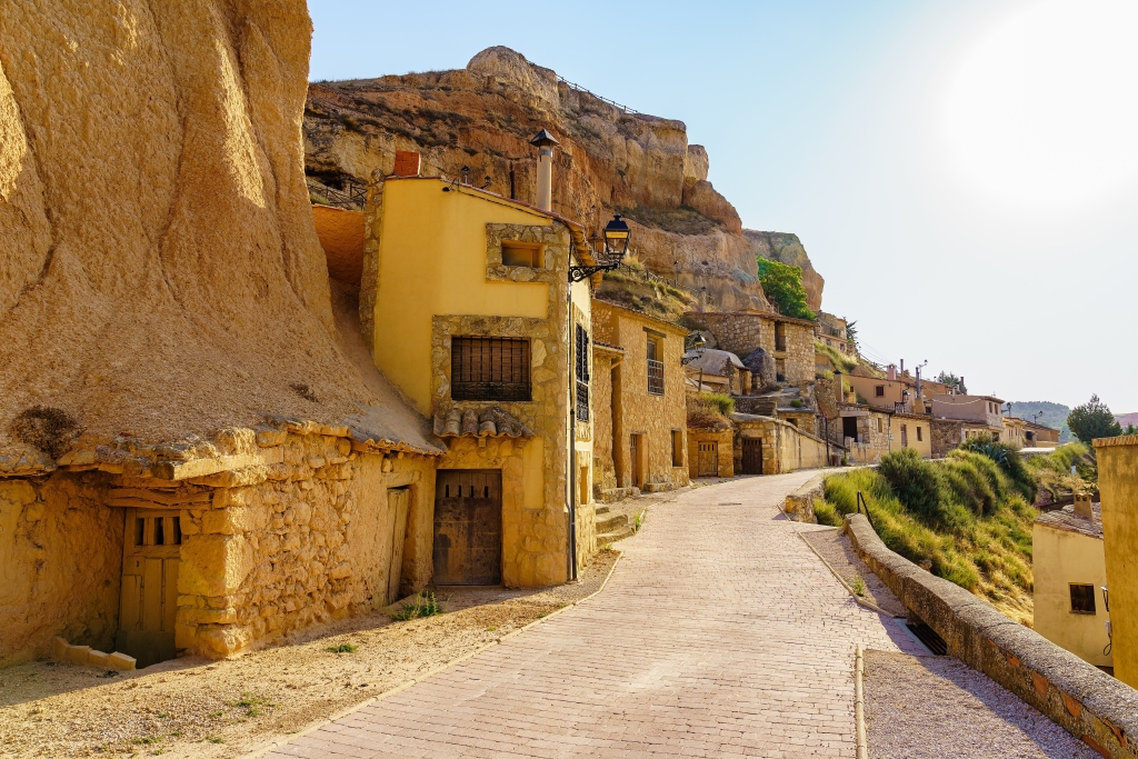 Casas antiguas excavadas en la roca de la montaña en el pueblo medieval de San Esteban de Gormaz, España.