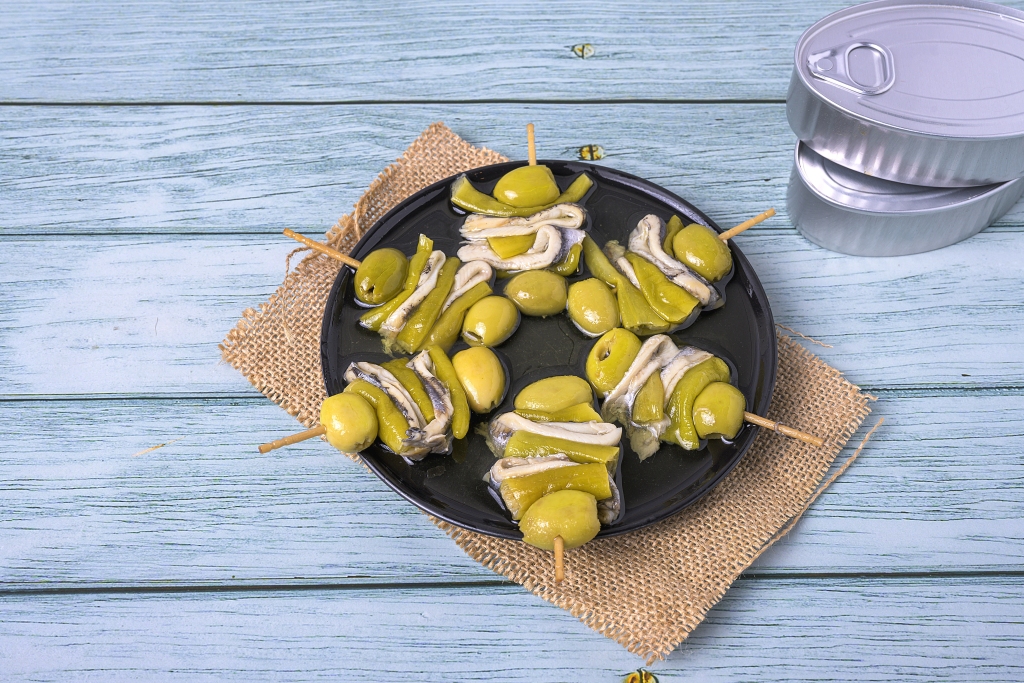 Gilda pintxos with olives, anchovies and peppers
