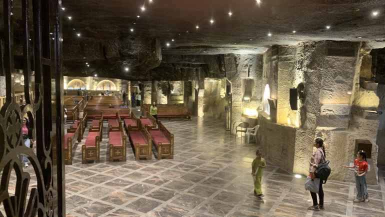 interior de la cueva de Dronka