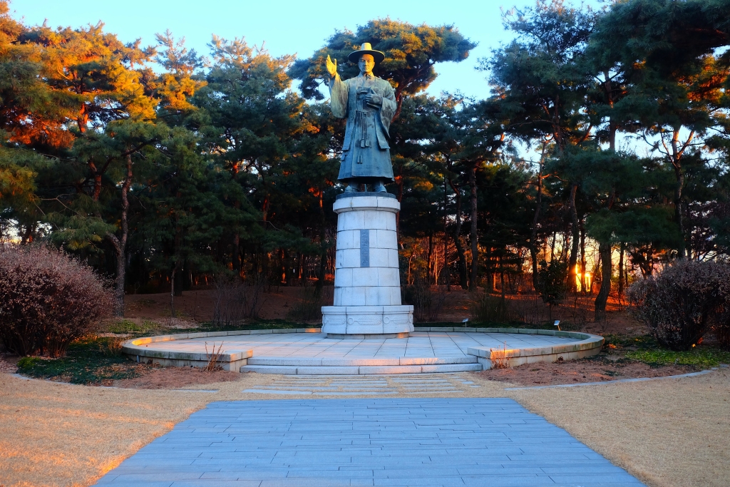 Saint Kim Dae-gon statue at Jeoldusan Martyrs Shrine