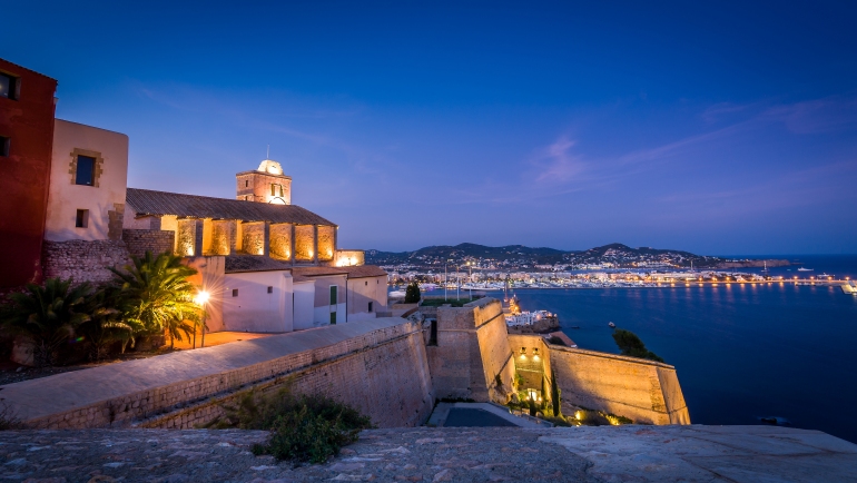 Catedral de Ibiza iluminada de noche