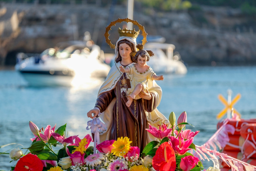 Floral offering to the Virgin of Carmen, maritime procession of the Virgin of Carmen, Portinatx.