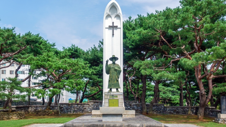Statue of Kim Taegon in Solmoe shrine