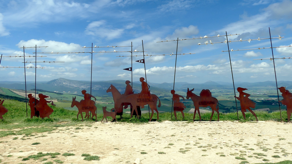 Etapa 4 del Camino Francés – De Pamplona a Puente de la Reina - Navarra, España – Camino de Santiago Esculturas metálicas en el Alto del Perdón, España, 25 de mayo de 2024